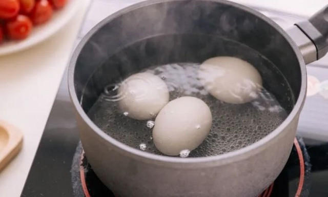 Ποτέ μην μαγειρεύετε αυγά με αυτόν τον τρόπο - Πετάξτε τα αν δείτε αυτό πάνω τους
