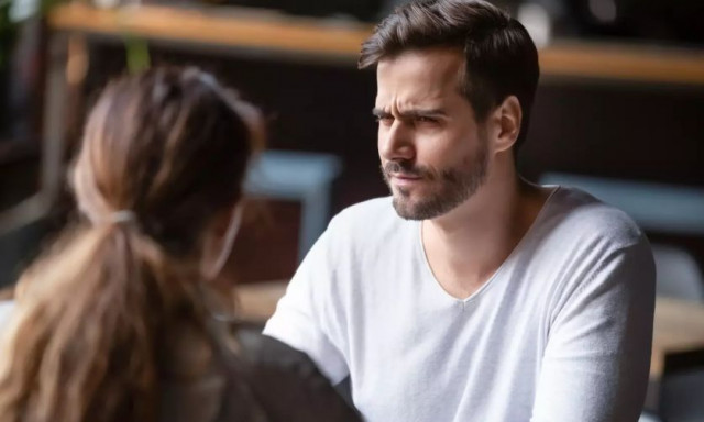 Ψυχολόγος μοιράζεται τα πέντε απλά σημάδια που δείχνουν πως κάποιος δεν μας συμπαθεί