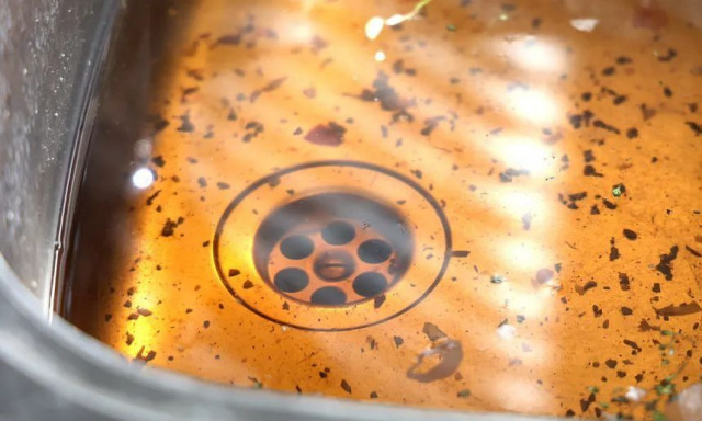 Το κόλπο για να γλυτώσετε λεφτά για υδραυλικό - Ρίξτε μαγειρική σόδα στο νεροχύτη σας