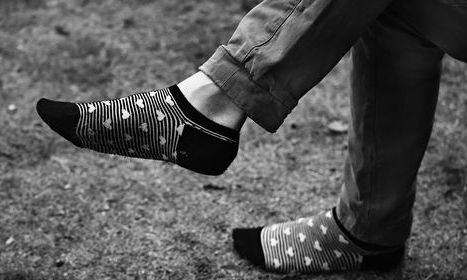 Προσοχή για όσους κάθονται «σταυροπόδι»: Γιατροί εντόπισαν κινδύνους της δημοφιλούς στάσης