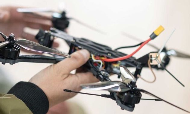 Σπαρταριστό βίντεο: Γάτα γκρεμίζει ένα drone στην Ουκρανία με το πόδι της