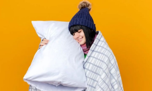 Πώς να αφαιρέσετε τη μυρωδιά της υγρασίας από τα μαξιλάρια - Το πιο γρήγορο κόλπο