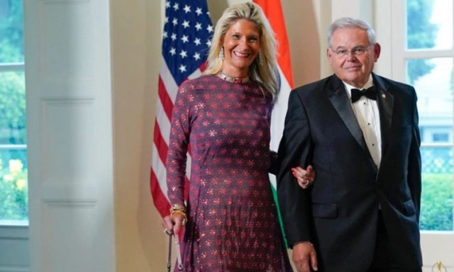 ΗΠΑ: Ο Μενέντεζ «δείχνει» τη σύζυγό του – «Με εξαπάτησε η δόλια»