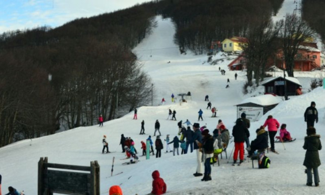 Πόλος έλξης το Χιονοδρομικό Κέντρο Πηλίου – «Βουλιάζει» καθημερινά από κόσμο