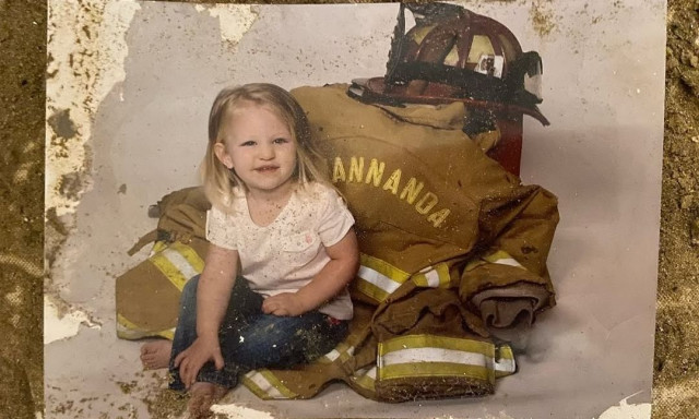 ΗΠΑ: Γυναίκα επανενώνει οικογένειες με φωτογραφίες που χάθηκαν από τον τυφώνα Χέλεν