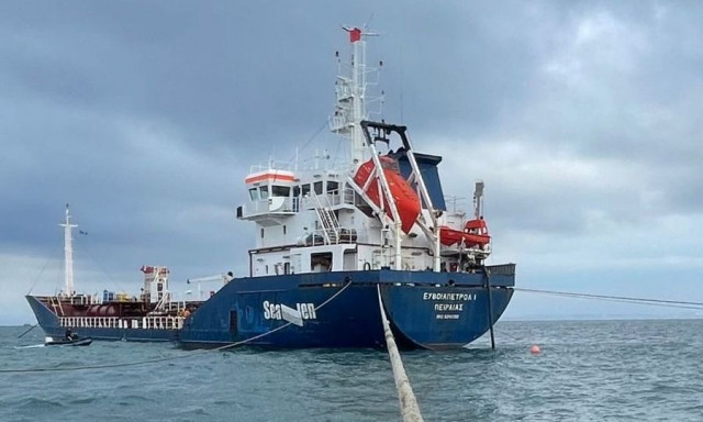 Χίος: Ξαφνικό πρόβλημα με την τροφοδοσία του νησιού - Δεν «δένει» στο λιμάνι το δεξαμενόπλοιο