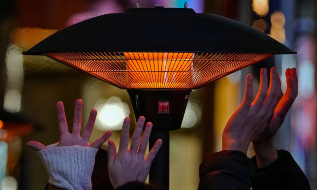 Βαρκελώνη: Τέλος στις σόμπες εξωτερικού χώρου - Στο κρύο οι τουρίστες