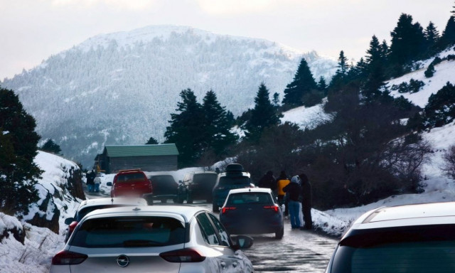 «Βούλιαξαν» τα χιονοδρομικά κέντρα: Ουρές χιλιομέτρων στο Σέλι