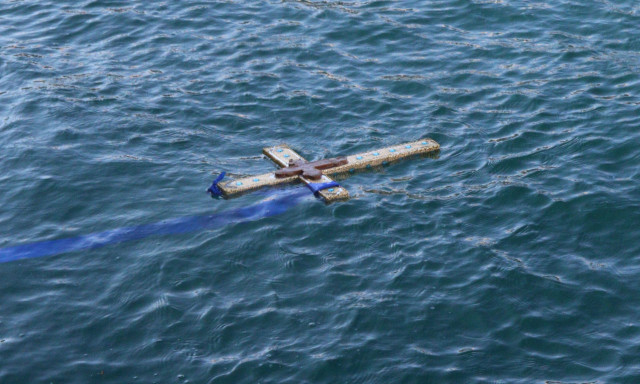 Θεοφάνια: Τα έθιμα που αναβιώνουν σε Λευκάδα, Θεσσαλία, Σύμη και Κάλυμνο