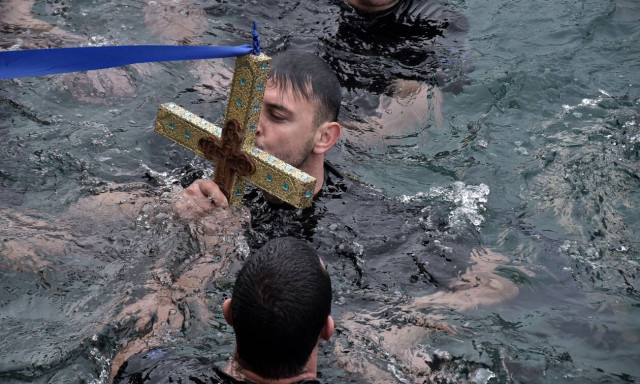 Με τι καιρό θα γιορτάσουμε τα Θεοφάνεια - Πού θα γίνει υπό βροχή η ρίψη του Σταυρού