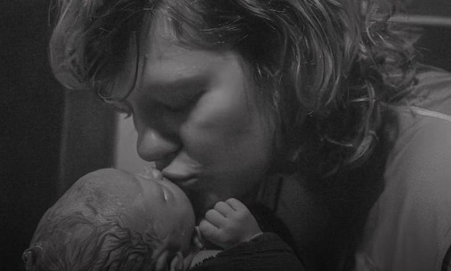 ΗΠΑ: Γυναίκα γέννησε το πέμπτο της παιδί στο αμάξι - Τα άλλα τέσσερα βρίσκονταν στο πίσω κάθισμα