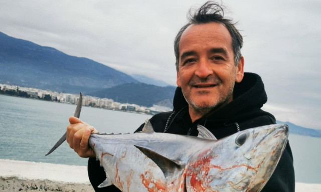 Χαμός με την ψαριά ερασιτέχνη αλιέα στο «Κορδόνι» του Βόλου - Αλίευσε ψάρι βάρους 7 κιλών!