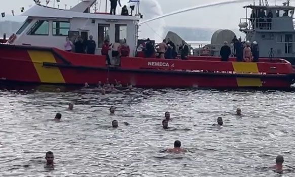 Θεσσαλονίκη: Μίνι ένταση στη ρίψη του Τιμίου Σταυρού - Είχαν κανονίσει να τον πιάσει 11χρονος