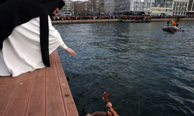 Θεσσαλονίκη: Με λαμπρότητα η τελετή καθαγιασμού των υδάτων στο λιμάνι