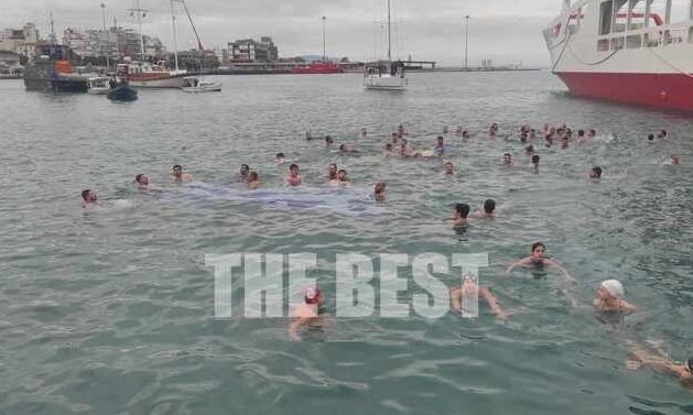 Θεοφάνια στην Πάτρα: Έπιασαν τον σταυρό και τραγούδησαν τον εθνικό ύμνο μέσα στη θάλασσα