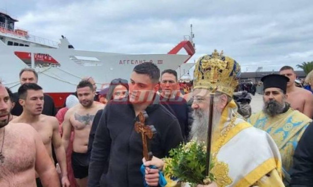 Με κατάνυξη ο Αγιασμός των Υδάτων στην Πάτρα: Άνοιξαν ελληνική σημαία και έψαλλαν τον Εθνικό Ύμνο