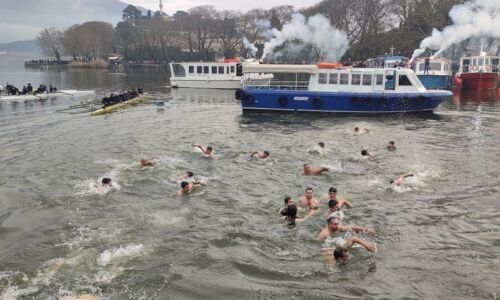 Τα Θεοφάνεια στην Ήπειρο: Μια 12χρονη μαθήτρια έπιασε στο Σταυρό στη λίμνη των Ιωαννίνων