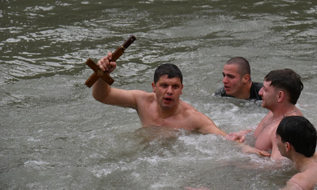 Με λαμπρότητα ο εορτασμός των Θεοφανίων στη Λάρισα: 43χρονος αστυνομικός έπιασε τον σταυρό