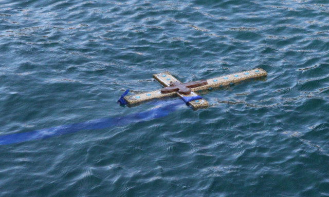 Θεοφάνια 2025: Η ελληνική πόλη που δεν βούτηξε κανείς για τον σταυρό