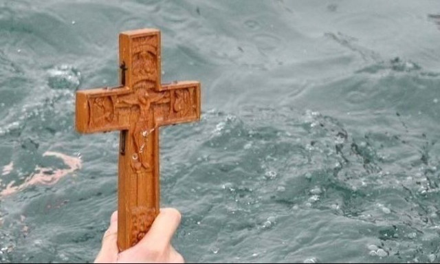 Θεοφάνια: LIVE η η Αρχιεπισκοπική Θεία Λειτουργία από τον Πειραιά και η Κατάδυση του Τιμίου Σταυρού