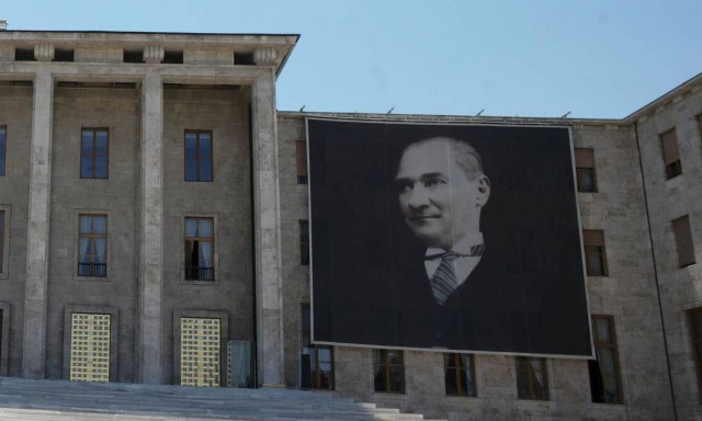 Τουρκο-αρμένιος συγγραφέας: Η Ελλάδα είναι γελοία χώρα, θα κερδίζαμε και χωρίς τον Κεμάλ