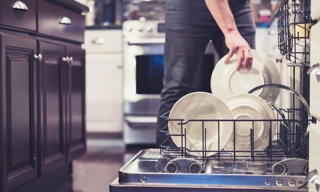 Πώς να αποτρέψετε το πλυντήριο πιάτων σας από το να γίνει «εστία» για το E-coli και τη σαλμονέλα