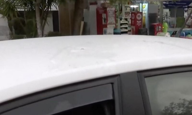 Άνω Λιόσια: Αδέσποτη σφαίρα «καρφώθηκε» σε οροφή αυτοκινήτου