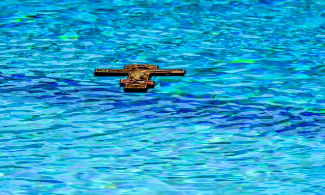 Θεοφάνια 2025: Περηφάνια για τον 5χρονο Πορφύριο που έπιασε τον Σταυρό στο Πόρτο Ράφτη