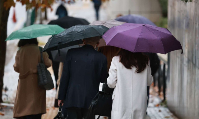 Καιρός: Βροχές και υψηλές για την εποχή θερμοκρασίες - Πώς θα κυλήσουν τα επόμενα 24ωρα