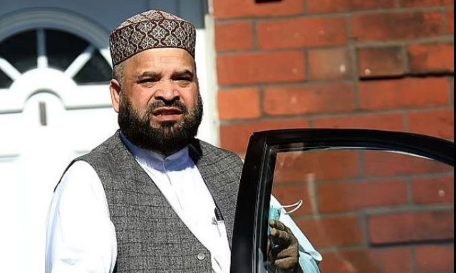 Φρίκη στη Βρετανία: Ο «εγκέφαλος» σπείρας Πακιστανών που βίαζε παιδιά μένει δίπλα στα θύματά του