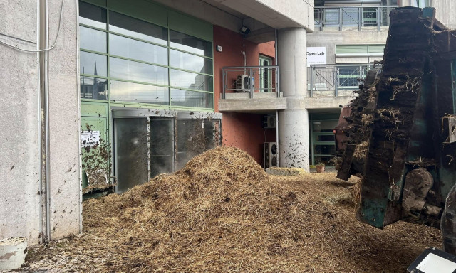 Βοιωτία: Αγρότες έριξαν κοπριά και άχυρα στο κτήριο της Περιφέρειας