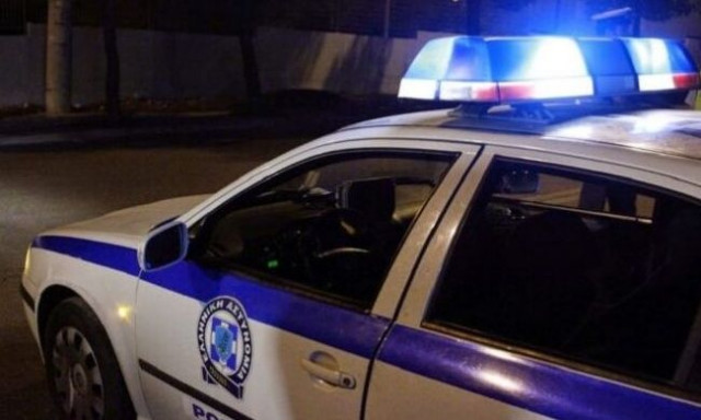 Καταδίωξη στα Καμένα Βούρλα: Εμβόλισαν περιπολικό - Αναζητούνται τρία άτομα