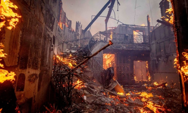 Πυρκαγιά στο Λος Άντζελες: Aκυρώθηκαν πρεμιέρες του Χόλιγουντ, απειλούνται σπίτια διασήμων