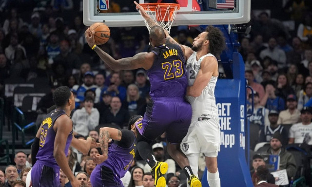 Video: Ο Λεμπρόν Τζέιμς αψηφά τον χρόνο! Έκανε το κάρφωμα της χρονιάς στα 40 του