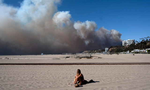 ΗΠΑ: Πυρκαγιά απειλεί το Λος Άντζελες - Οι κάτοικοι εγκαταλείπουν το προάστιο Πασίφικ Παλισέιντς