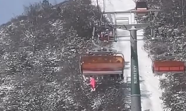 Τρομακτική στιγμή: Παιδί κρέμεται στον αέρα σε ύψος 12 μέτρων από καρέκλα τελεφερίκ πριν πέσει