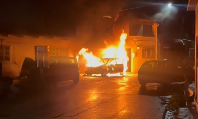 Κέρκυρα: Φωτιά σε αυτοκίνητο - Κινδύνευσε και διαμέρισμα