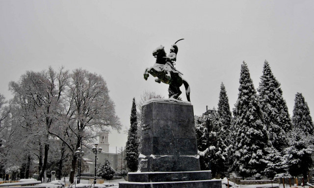 Καιρός: Εν μέσω ισχυρού ψυχρού τζετ στριμ η χώρα-«Κλείδωσε» η πρώτη κακοκαιρία, χιόνια και σε πόλεις