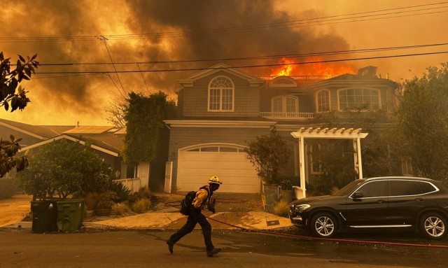 Το Χόλιγουντ «καίγεται»: Σκηνές από ταινία καταστροφής ζει το Λος Άντζελες από τη φονική πυρκαγιά