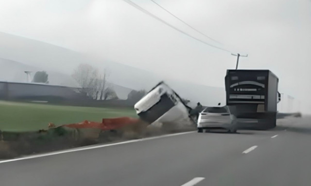 Φάρσαλα: Σοβαρό τροχαίο με ανατροπή νταλίκας