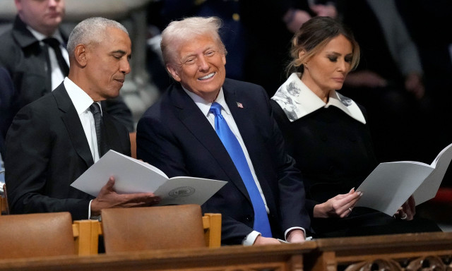 Το ιστορικό φωτογραφικό «κλικ»: Ντόναλντ Τραμπ και Μπάρακ Ομπάμα δίπλα-δίπλα και γελαστοί