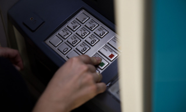 ΑΤΜ, μην κάνετε ποτέ αυτό το λάθος κατά την ανάληψη: θα αδειάσουν τον λογαριασμό σας αμέσως