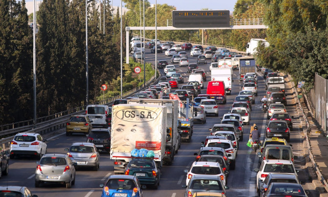 Τροχαίο στον Κηφισό: Σύγκρουση ΙΧ με φορτηγό στις τρεις γέφυρες