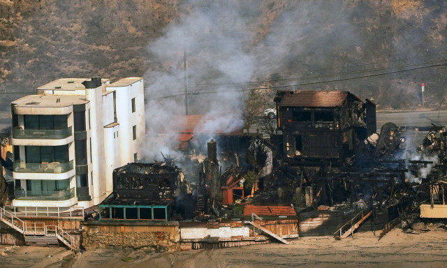 Καλιφόρνια: Εξασθενούν οι άνεμοι όμως εντείνονται οι επικρίσεις - Στους 11 οι νεκροί