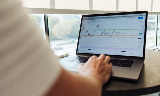 Οι αγορές «πυροβολούν» τη Μεγάλη Βρετανία – Μαζικό ξεπούλημα σε ομόλογα – λίρα