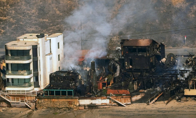 Απόκοσμη εικόνα: Ένα σπίτι στην παραλία του Μαλιμπού στέκεται «όρθιο» στα αποκαΐδια