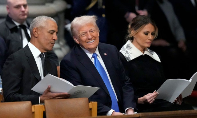 Tραμπ: Πώς σχολίασε τα «γελάκια» με τον Ομπάμα στην κηδεία του Κάρτερ - Το viral στιγμιότυπο