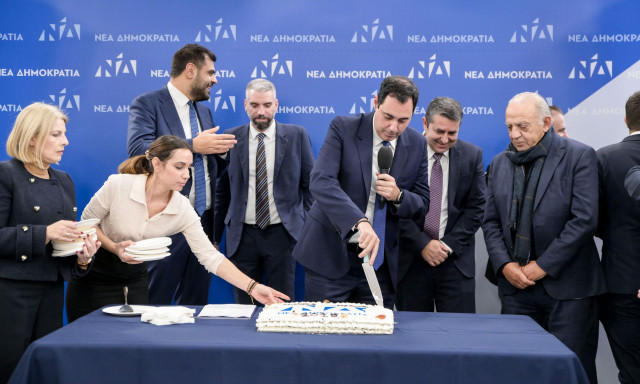 Νέα Δημοκρατία: Κοπή της πρωτοχρονιάτικης πίτας στην Πειραιώς