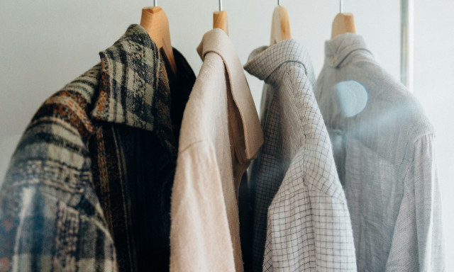 Πώς να φρεσκάρεις τα ρούχα σου χωρίς να τα πλύνεις – Οι οκτώ «μαγικοί» τρόποι