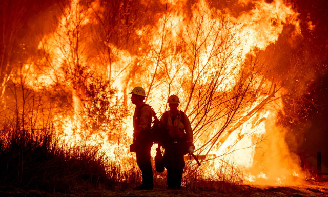 Λος Άντζελες: Έλληνας καθηγητής στις ΗΠΑ μιλά για τις πυρκαγιές -  «Δεν έχει μείνει τίποτα όρθιο»